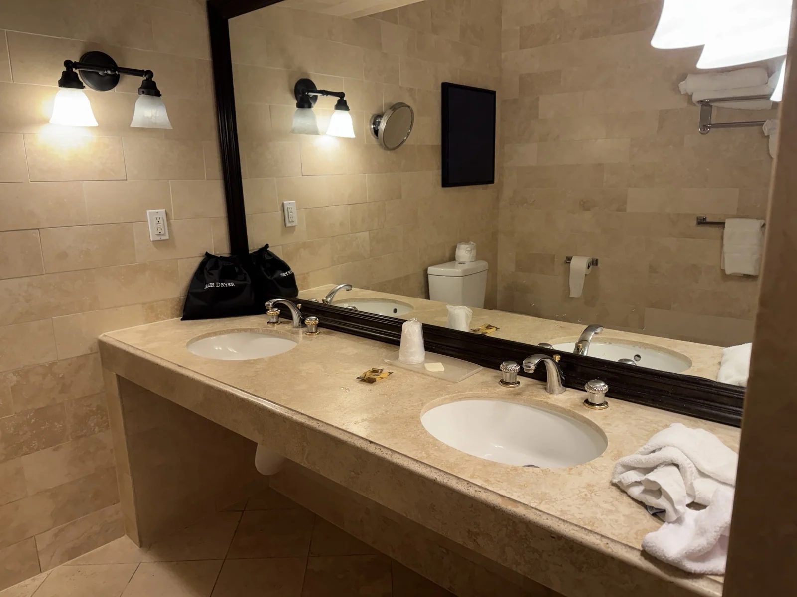 Best Western Plus Sunset Plaza Hotelの広い洗面スペース