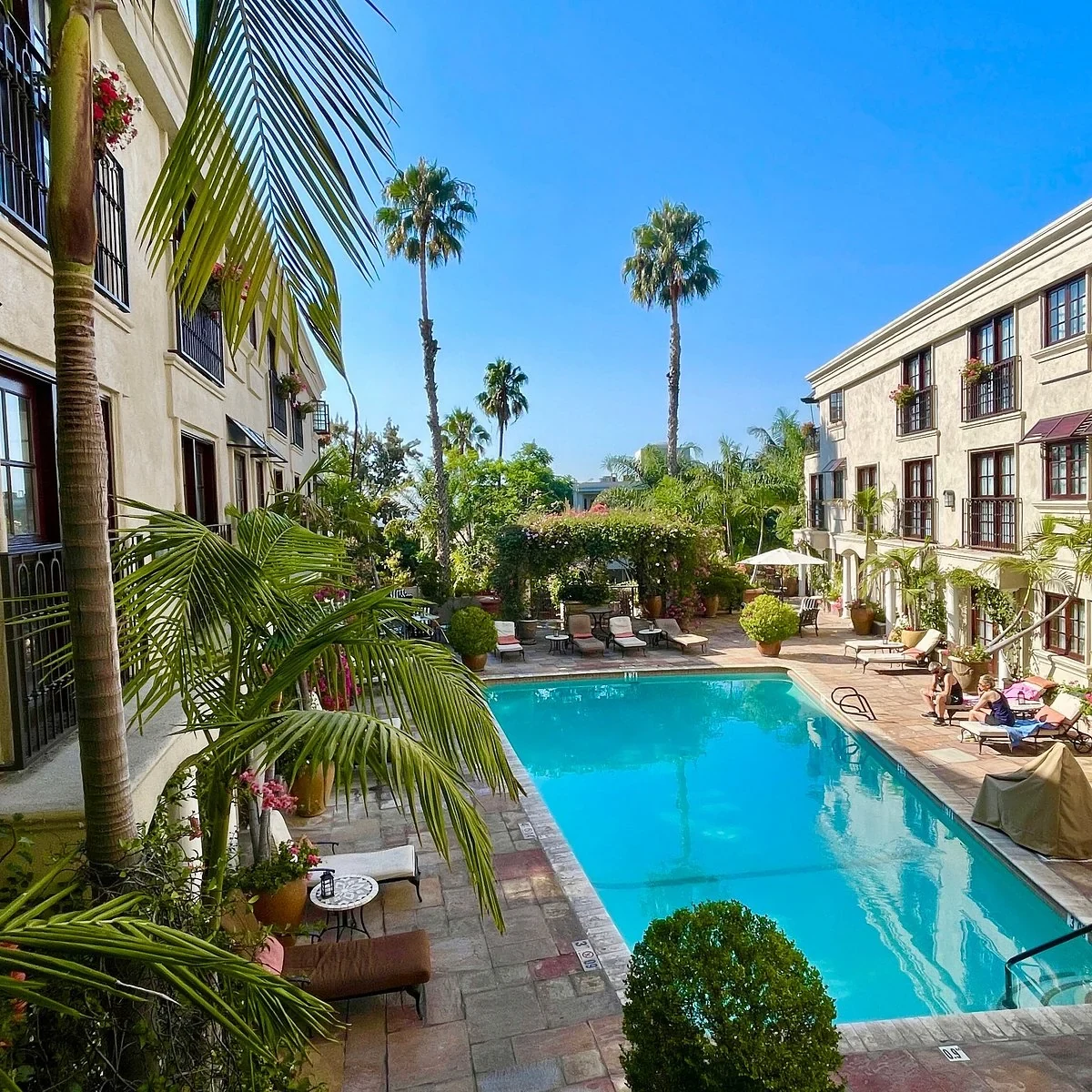 Best Western Plus Sunset Plaza Hotelの中庭プール