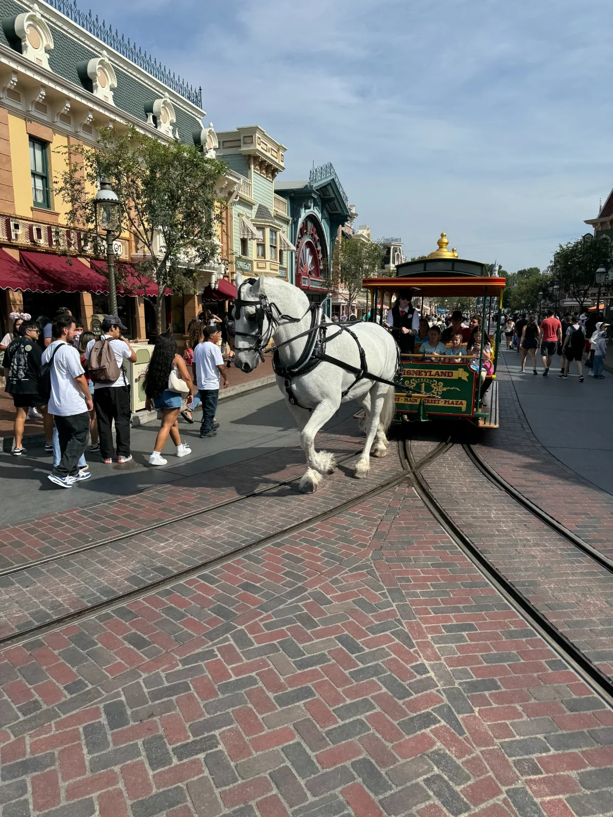 ディズニーランドのメインストリートを本物の馬が引くホースドローン・ストリートカー