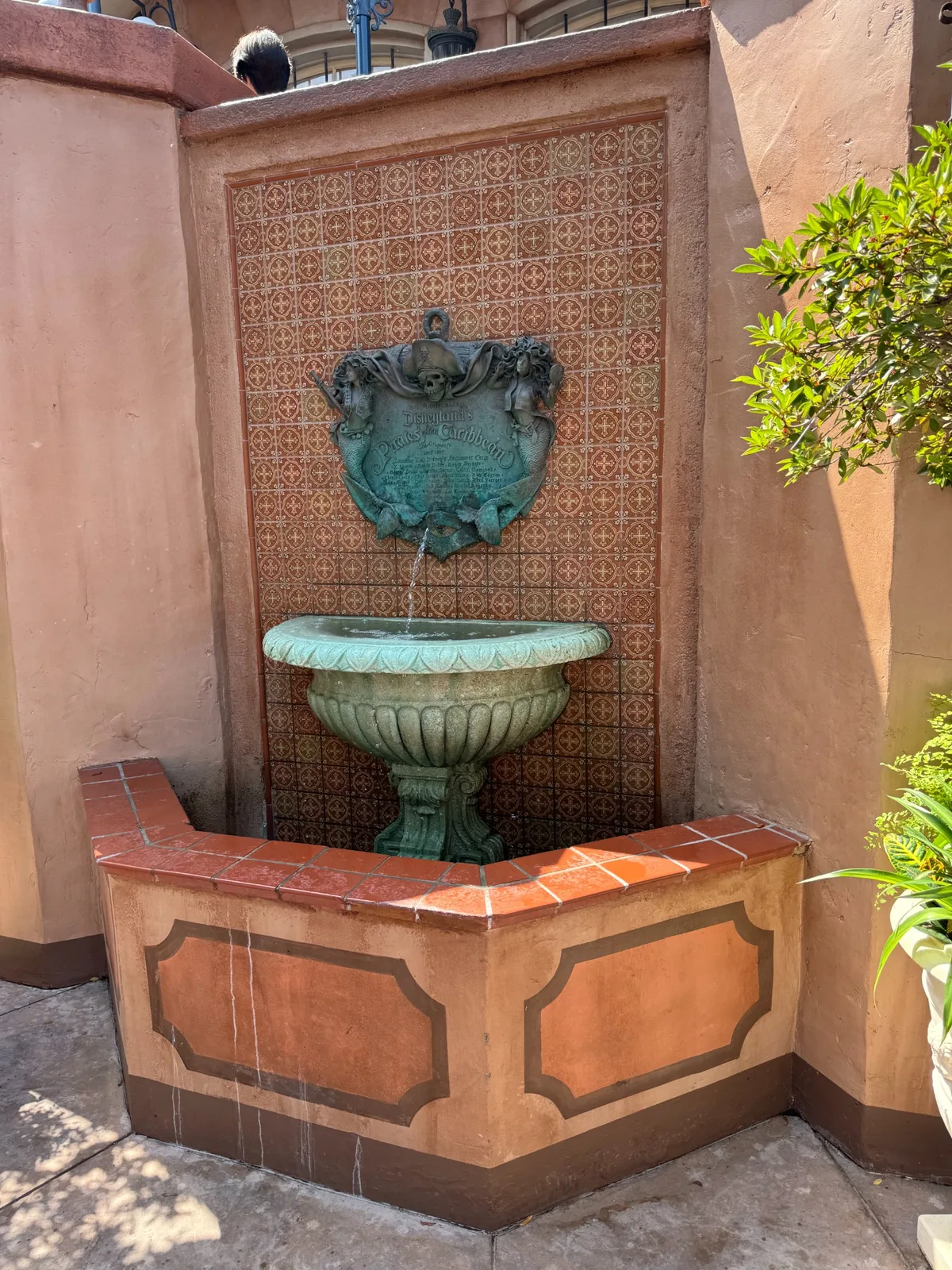 ディズニーランドのPirates of the Caribbean付近にある噴水と装飾
