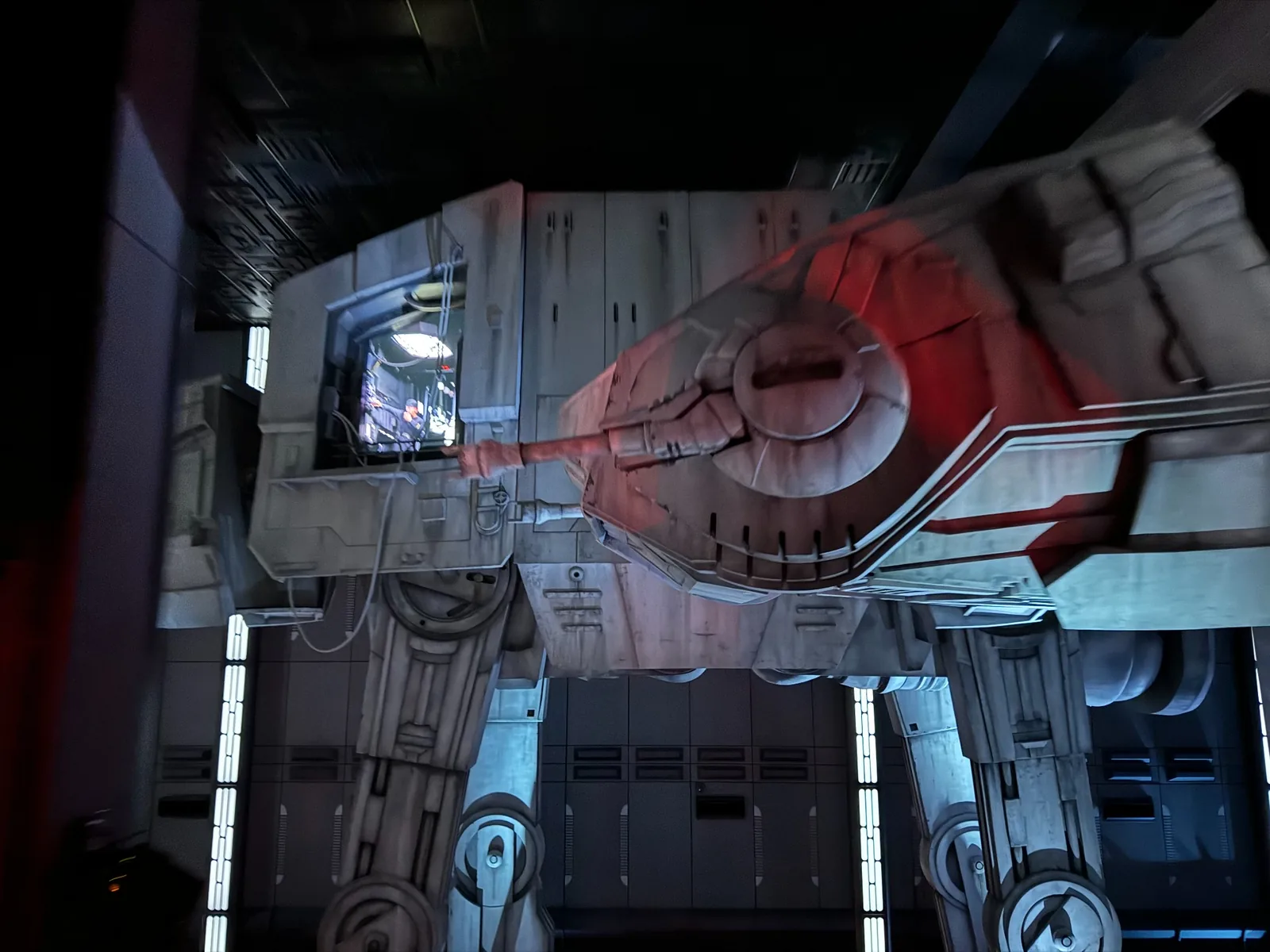 Star Wars Rise of the Resistanceの大型ウォーカーを使った迫力ある場面
