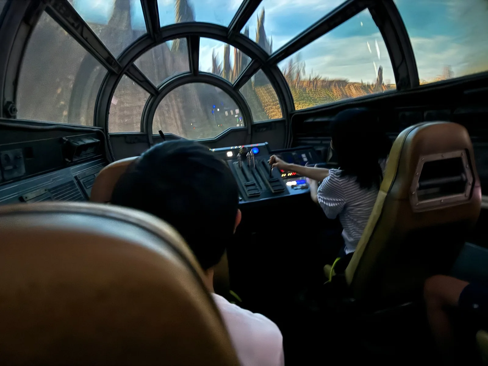 Millennium Falcon Smugglers Runの操縦席から見えるコックピット風景