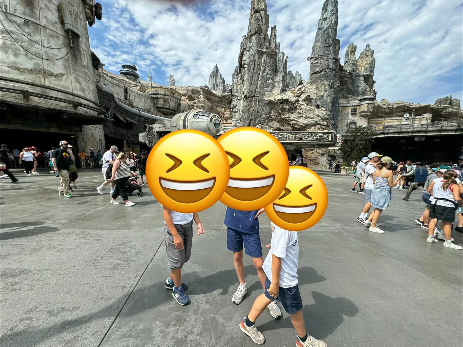 Star Wars Galaxy’s Edgeの岩山を背景に並ぶ3人の子どもたち
