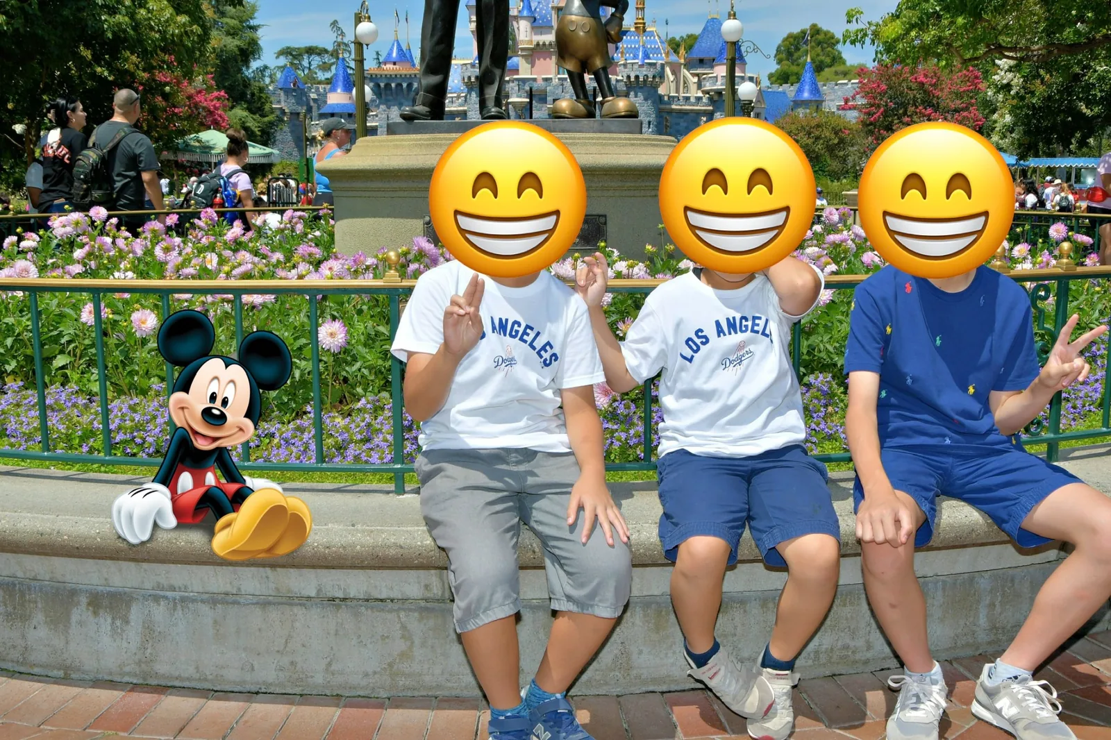 ディズニーランドの城前でDisney PhotoPassのマジックショットを撮影した子どもたち