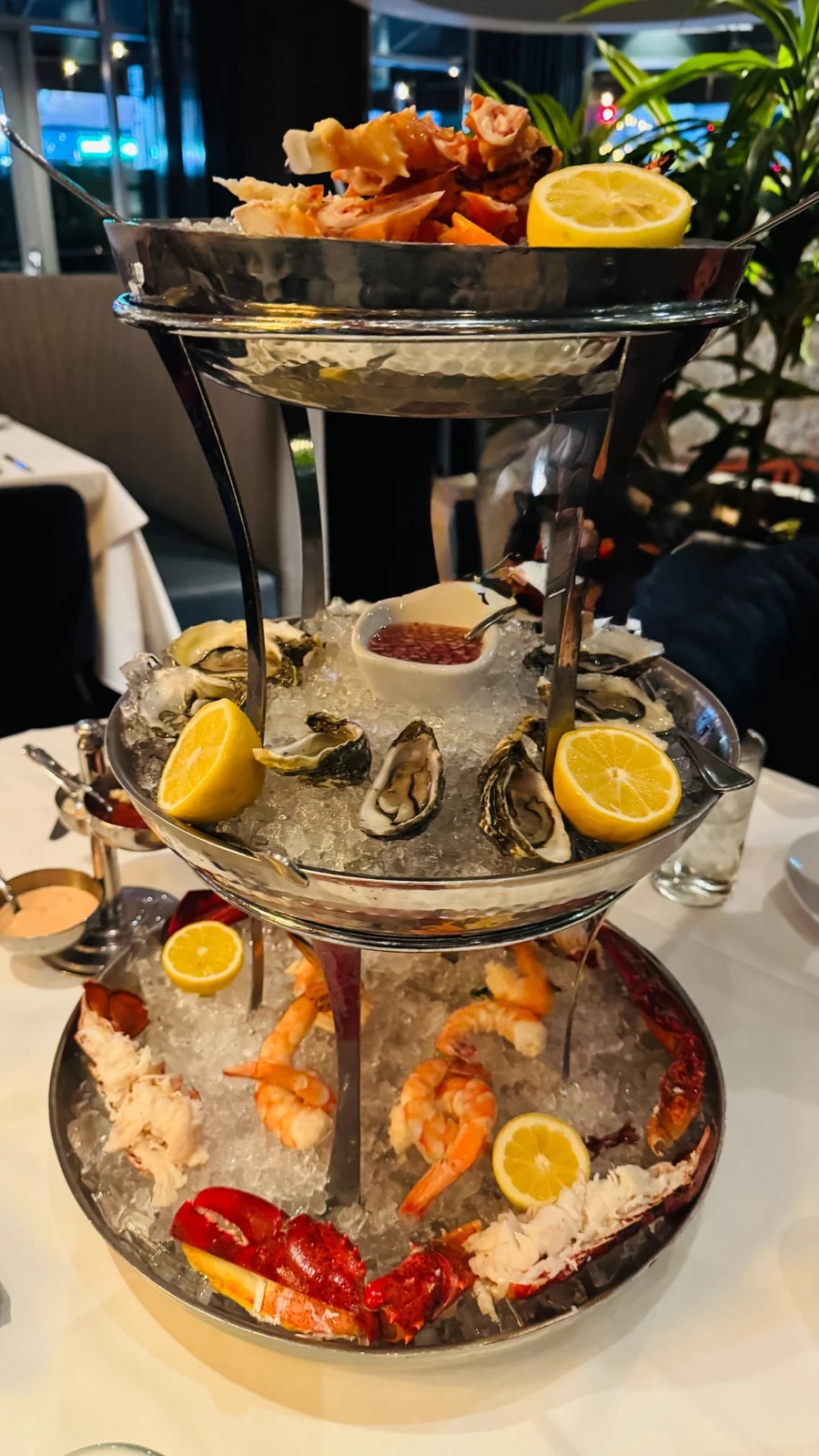 Fleming'sで注文したロブスター牡蠣エビのシーフードタワー