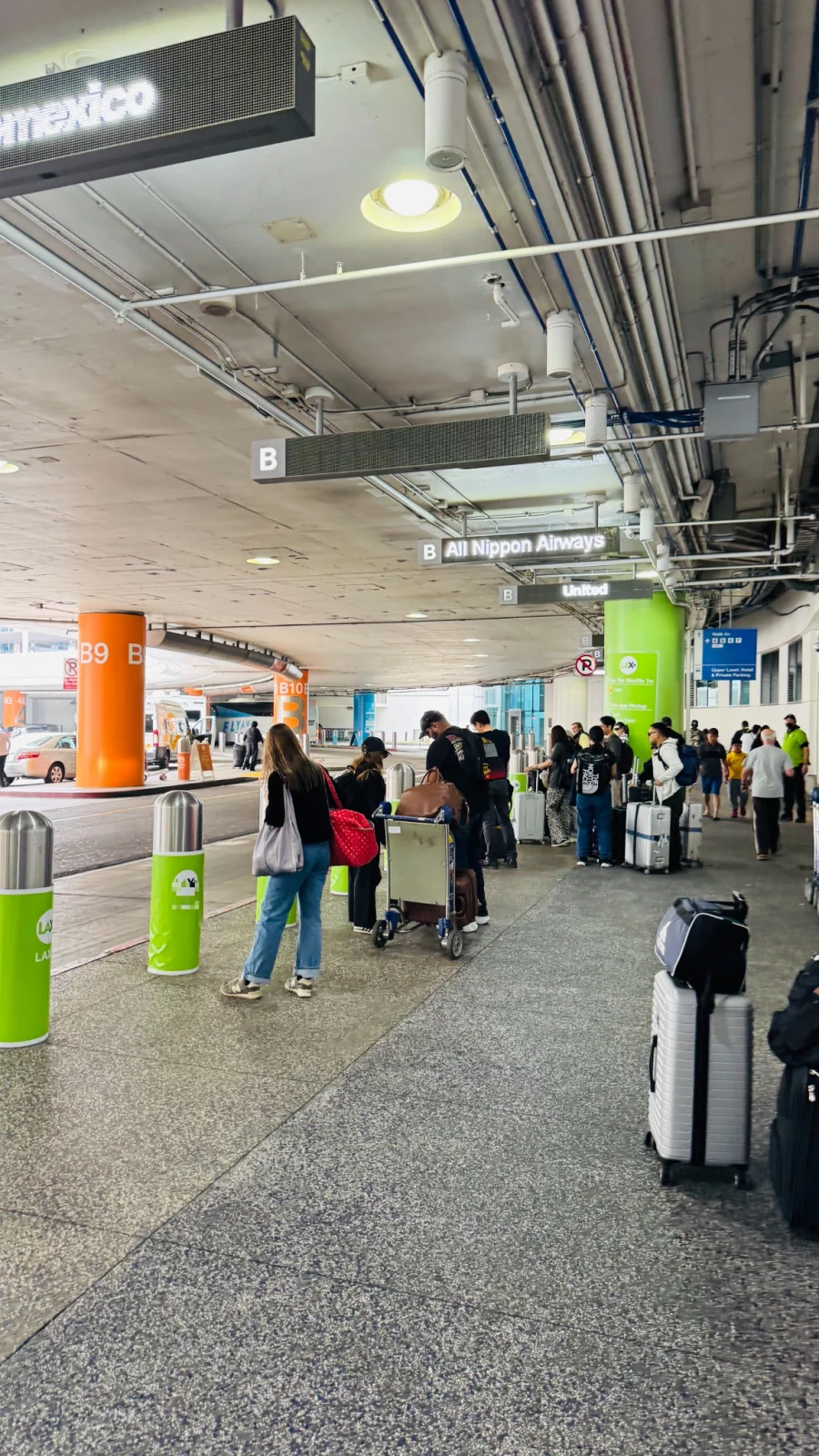 LAX空港ターミナル前にあるLAX-it行きシャトルバス乗り場