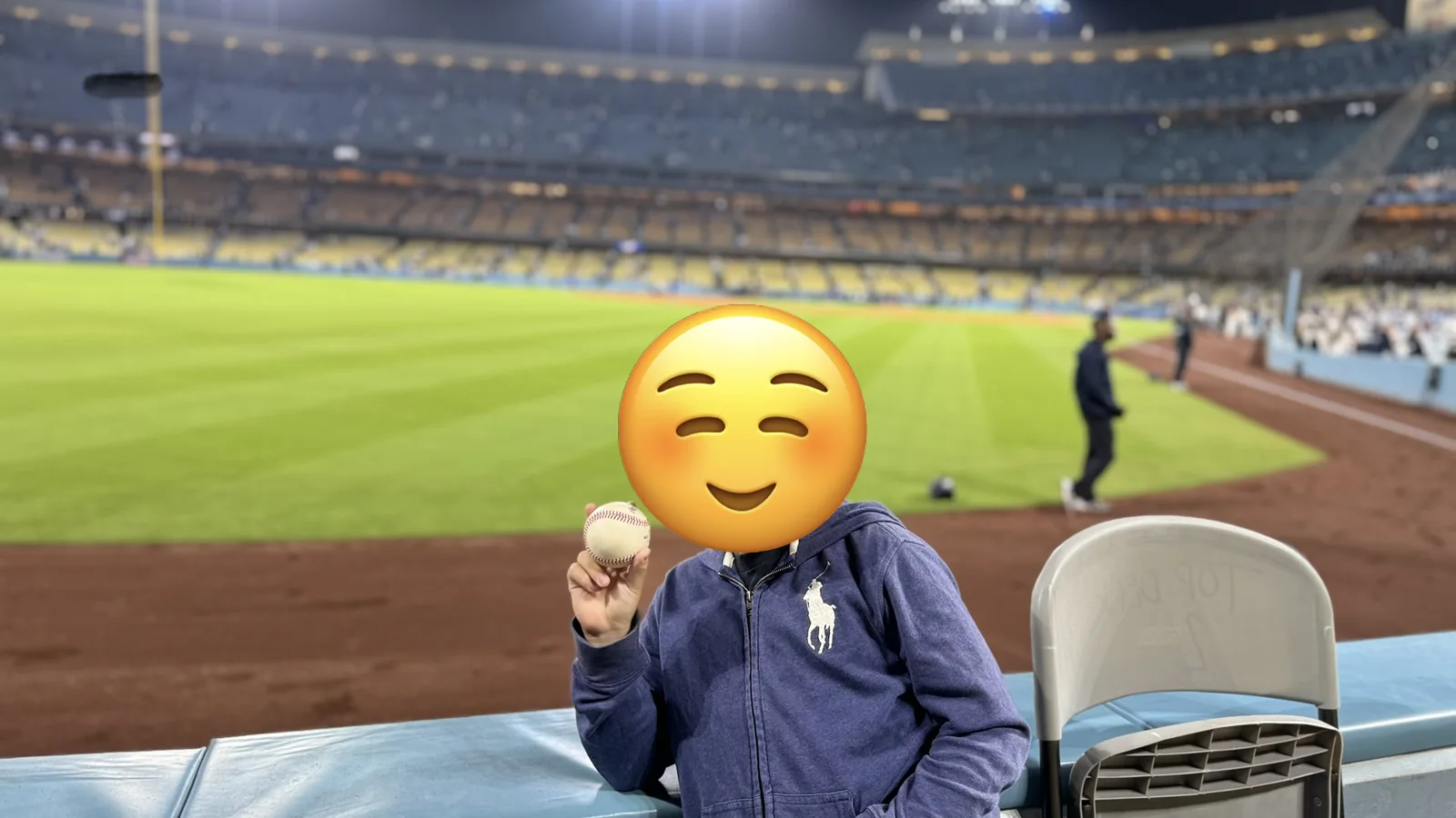 ドジャースタジアムのブルペンでもらったボールを持つ家族