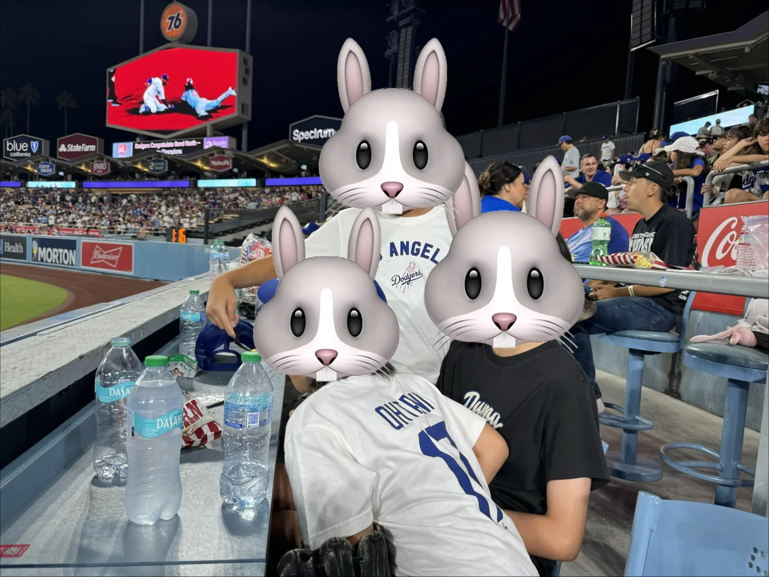 ドジャースタジアムのライト側Home Run Seatsで観戦する家族
