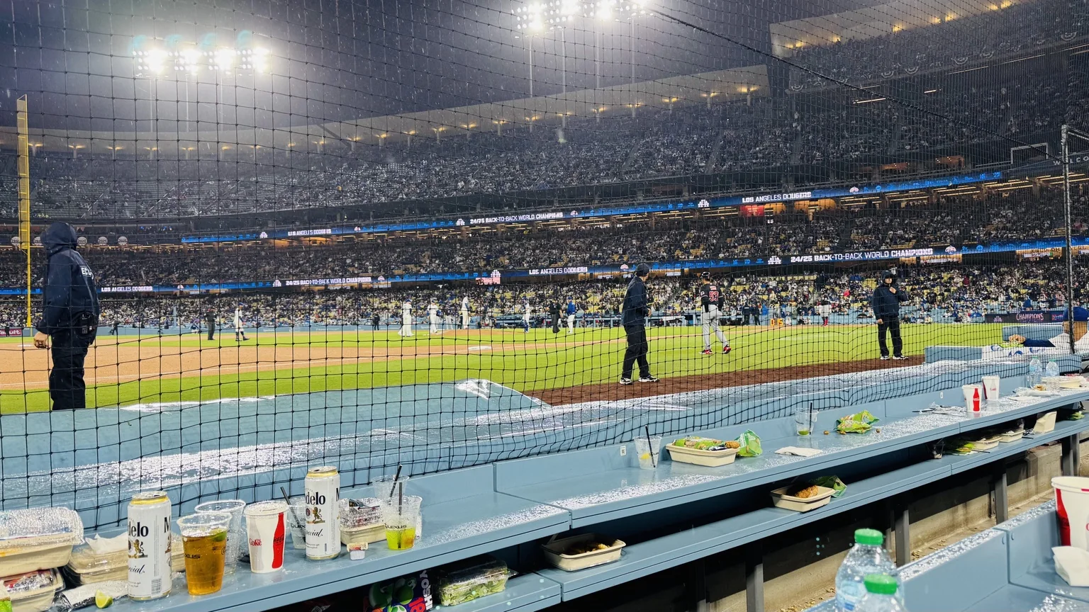 ドジャースタジアム27BL前方席から見たフィールドとダグアウト周辺