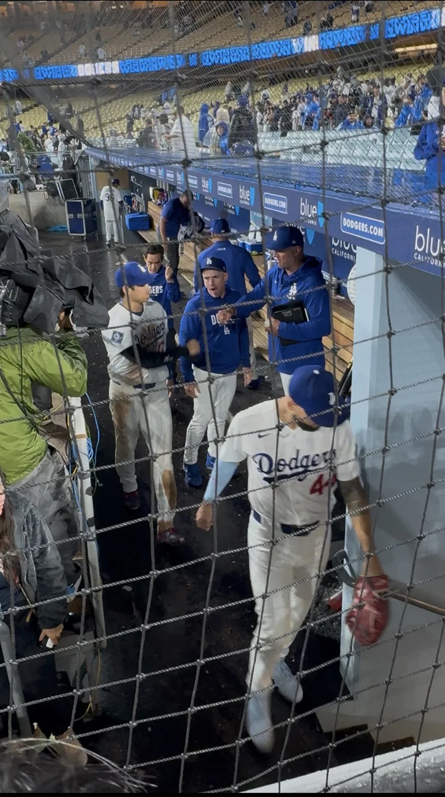 ドジャースタジアム27BLから見た試合後に戻ってくる選手たち