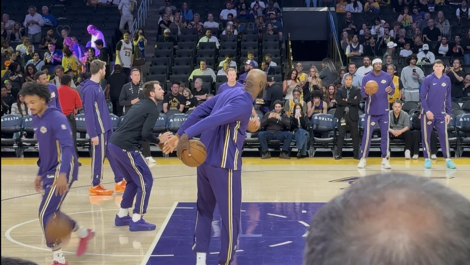 Lakers戦Section 119 Row 1から見たコート上のウォーミングアップ