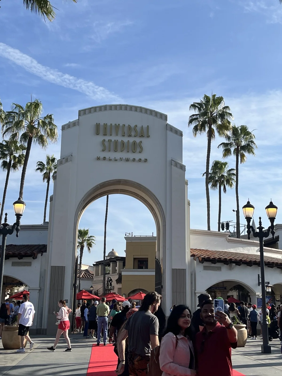 青空の下に立つUniversal Studios Hollywoodの入口ゲート