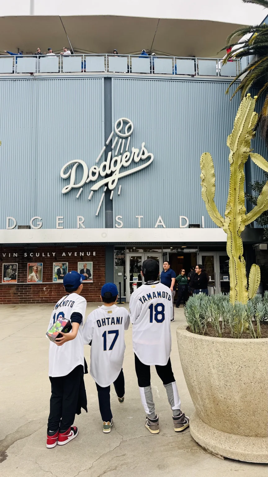 ドジャースのユニフォーム姿でDodger Stadiumの入口へ向かう3きょうだい