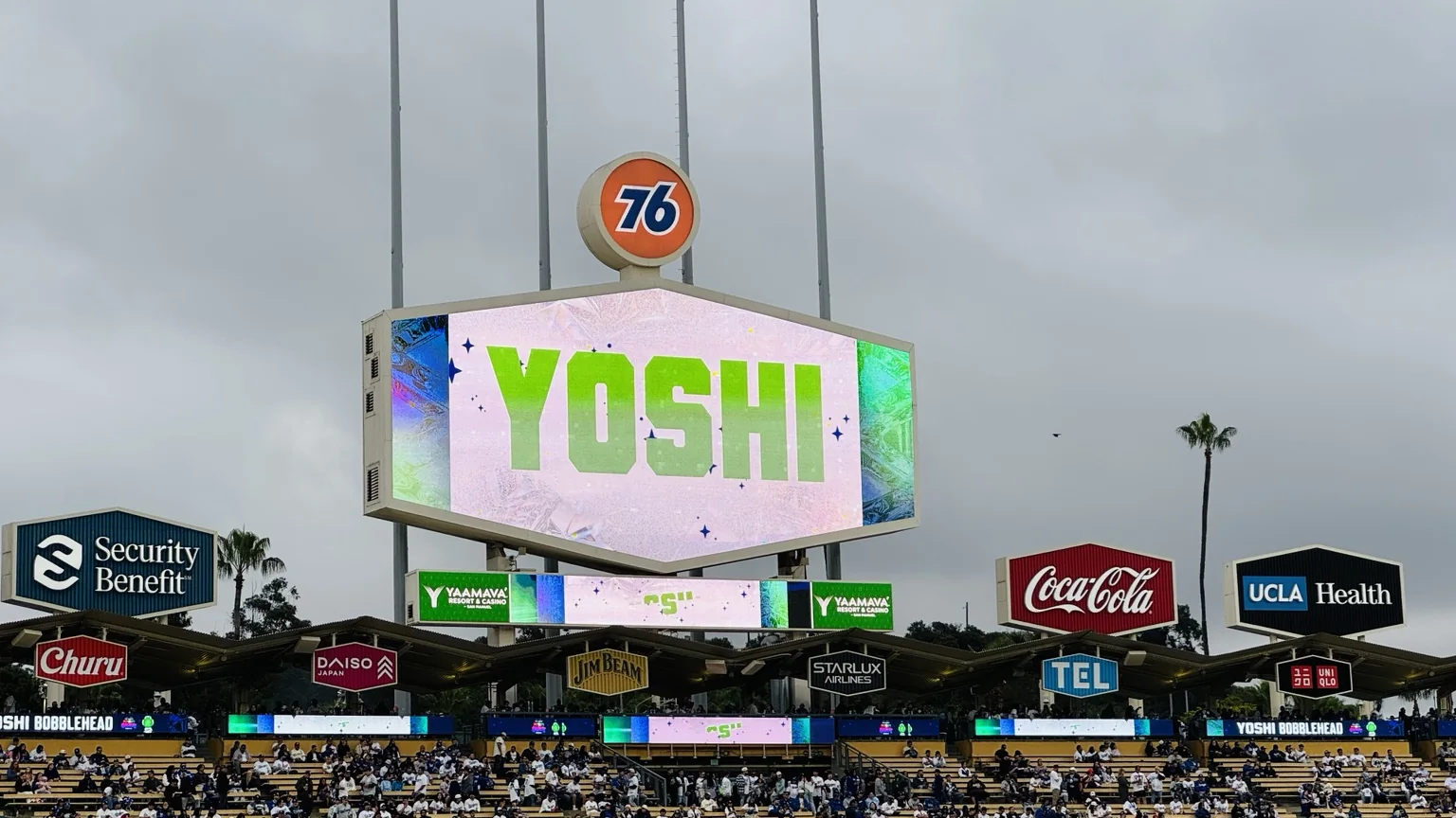 Dodger Stadiumの大型ビジョンに表示されたYOSHIの文字
