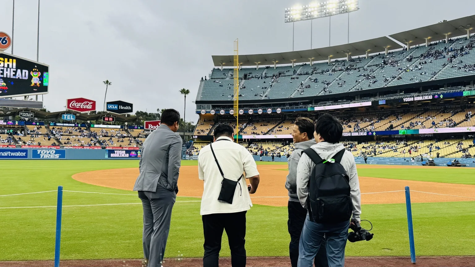 試合前のドジャースタジアムのグラウンド付近で取材する報道陣