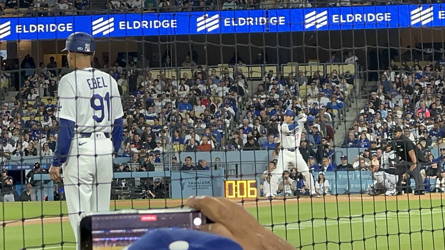 ドジャースタジアムで打席に立つ大谷翔平選手