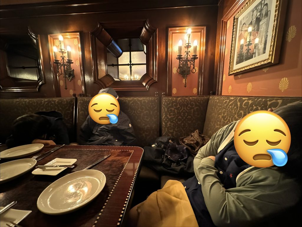 Carthay Circle Restaurantで疲れて寝ている子ども