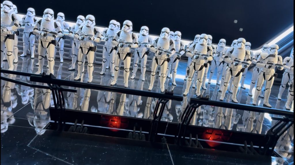 Star Wars Rise of the Resistanceで並ぶストームトルーパーの大規模なセット