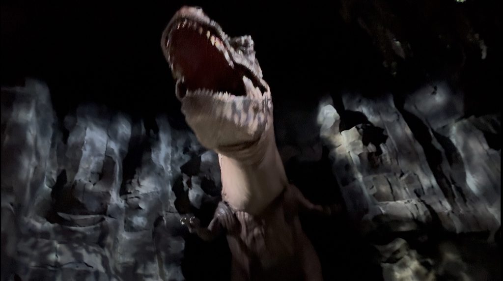 Universal Studios HollywoodのJurassic Worldでティラノサウルスが迫る場面