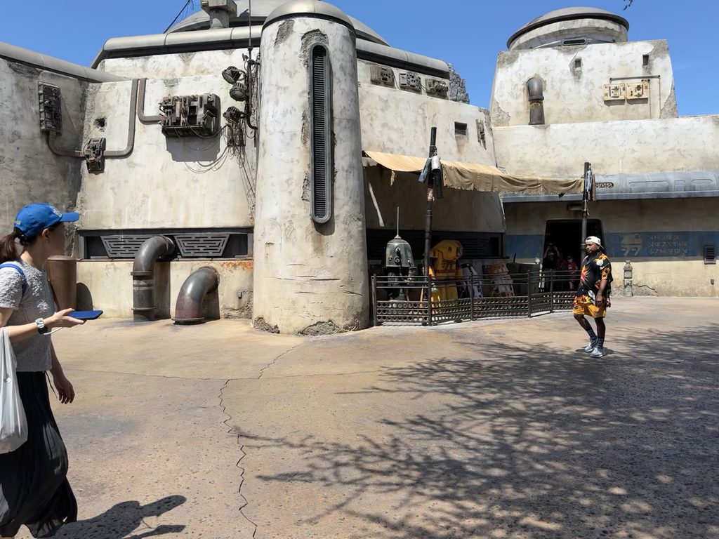 Disneyland ParkのStar Wars Galaxy's Edgeにある建物と街並み