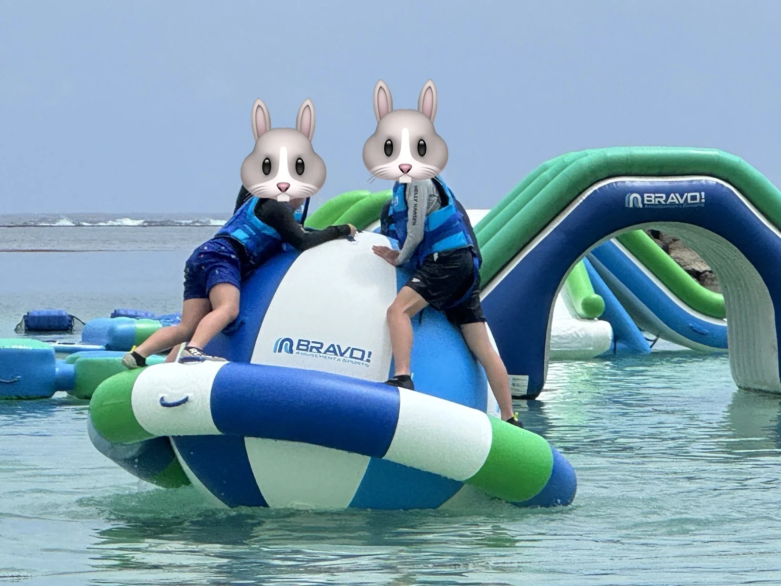 マエサトオーシャンパークの海上遊具で遊ぶ子どもたち