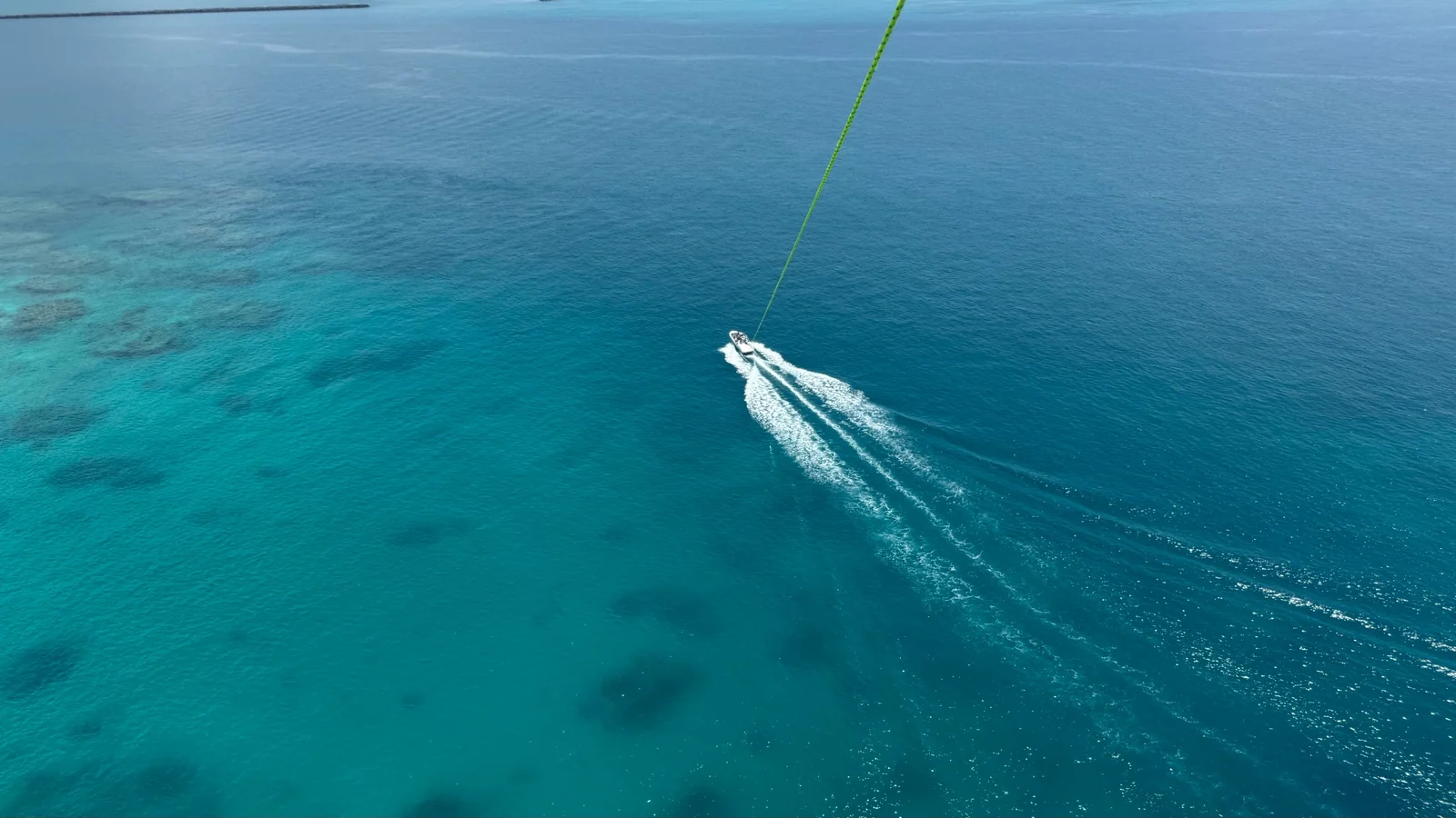 石垣島パラセーリング上空から見たエメラルドグリーンと青い海