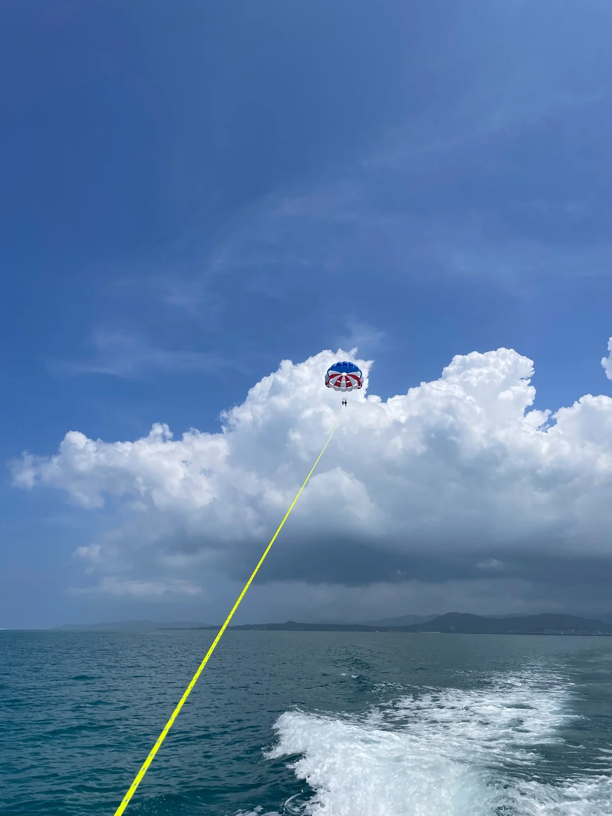 石垣島パラセーリングを船上から撮影してもらった写真