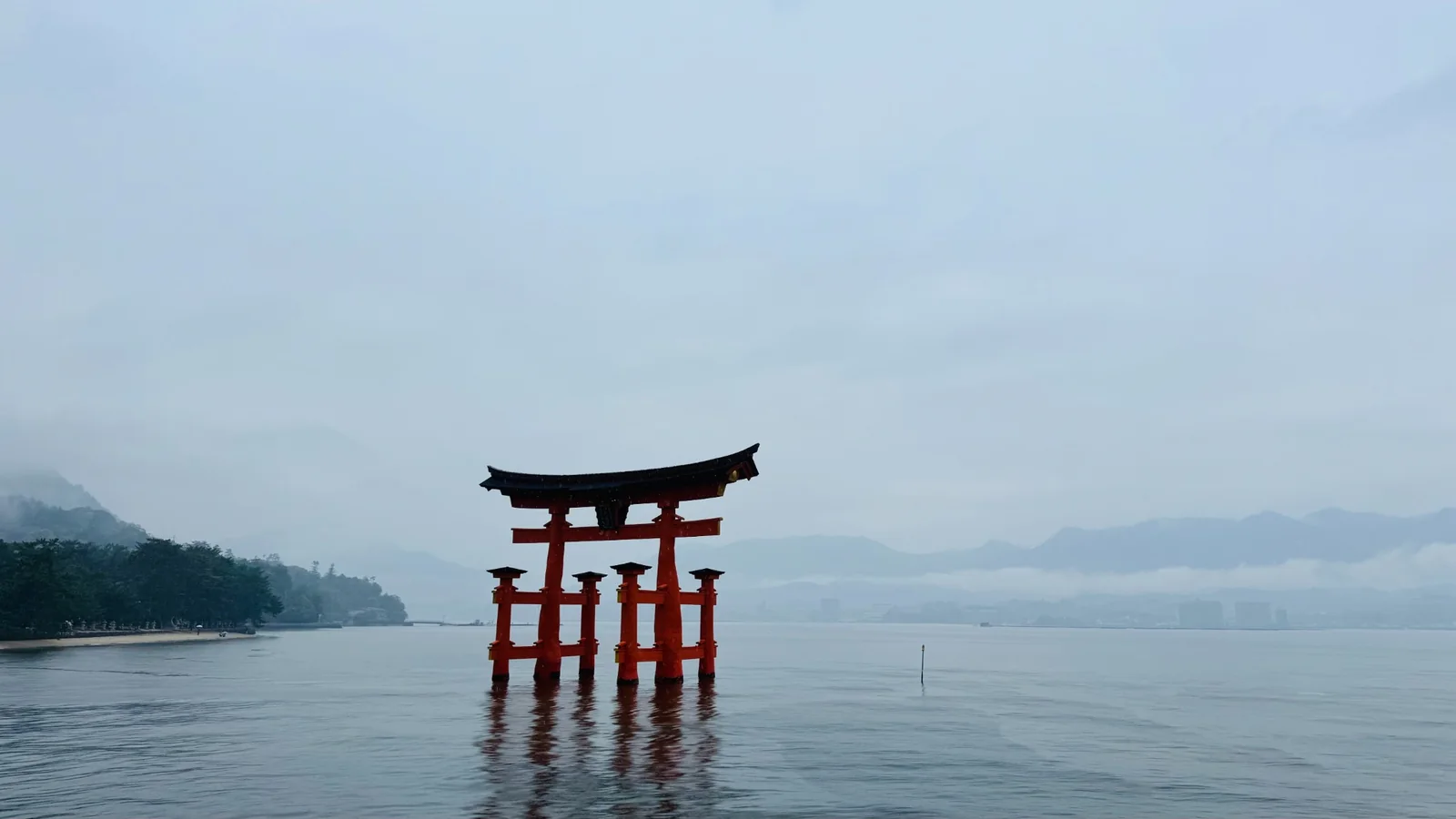 曇天の海に立つ厳島神社の大鳥居