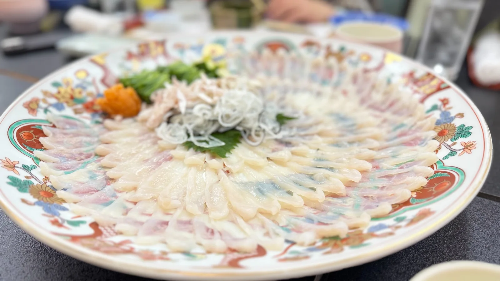 湯田温泉の梅乃屋で夕食に食べた大皿のてっさ