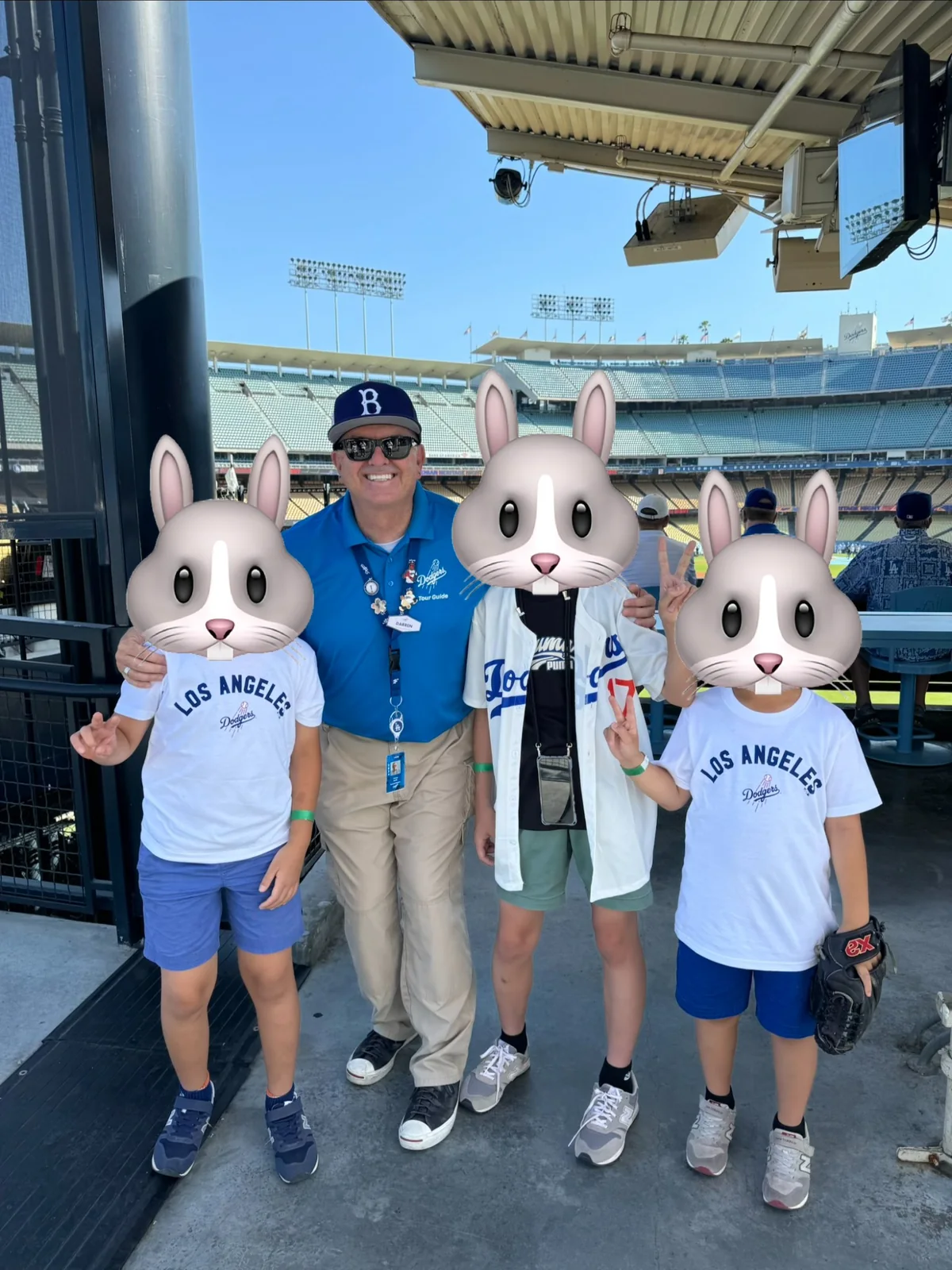 ドジャースタジアムPregame Tourのガイドと家族3人