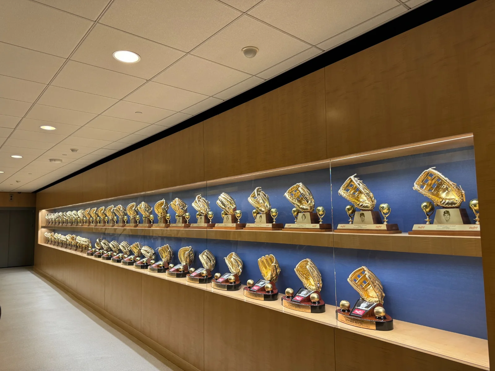ドジャースタジアムに展示された歴代選手のゴールドグラブ
