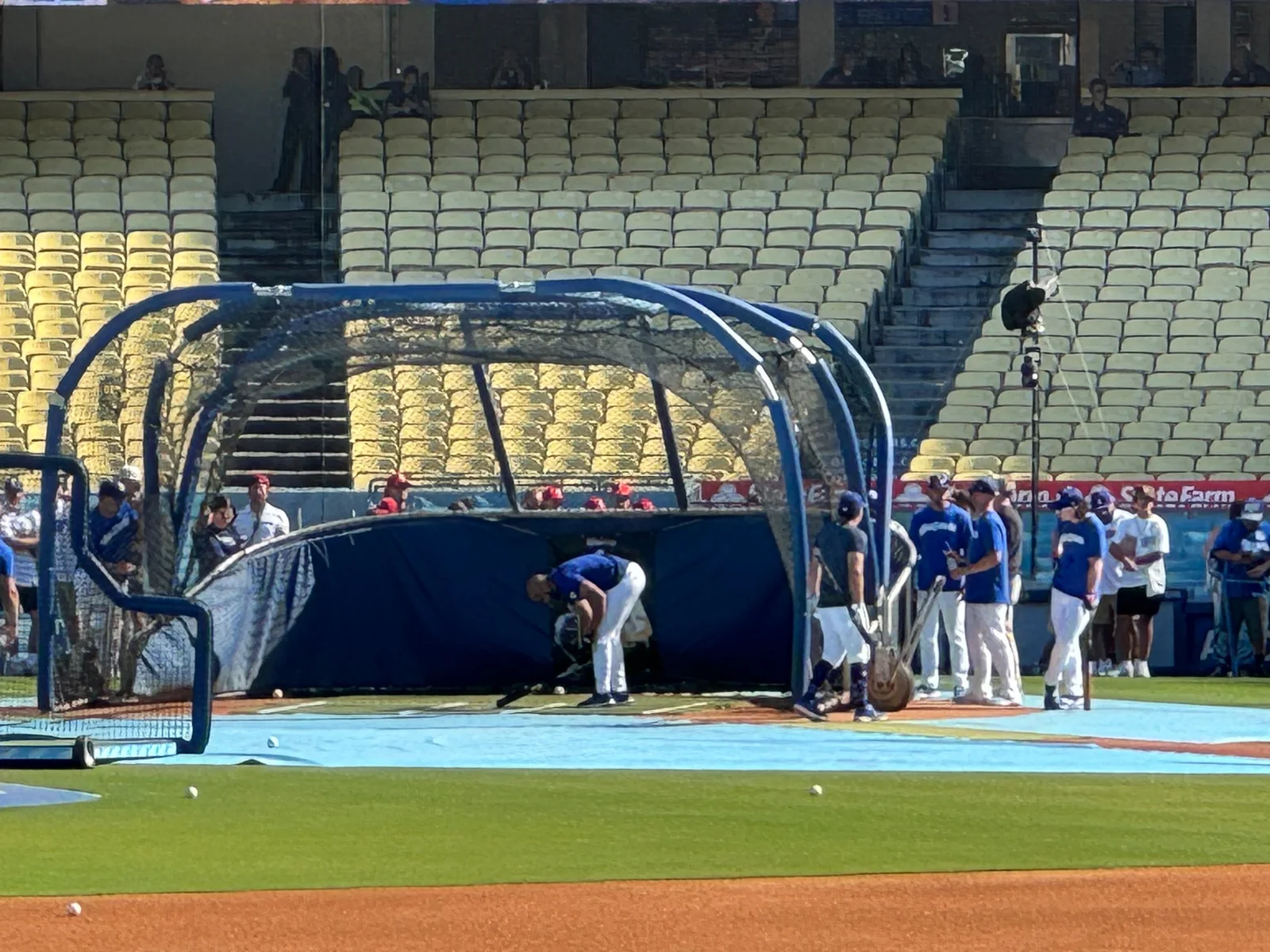 Pregame Tour後にドジャースのムーキー・ベッツ選手の打撃練習を見る様子