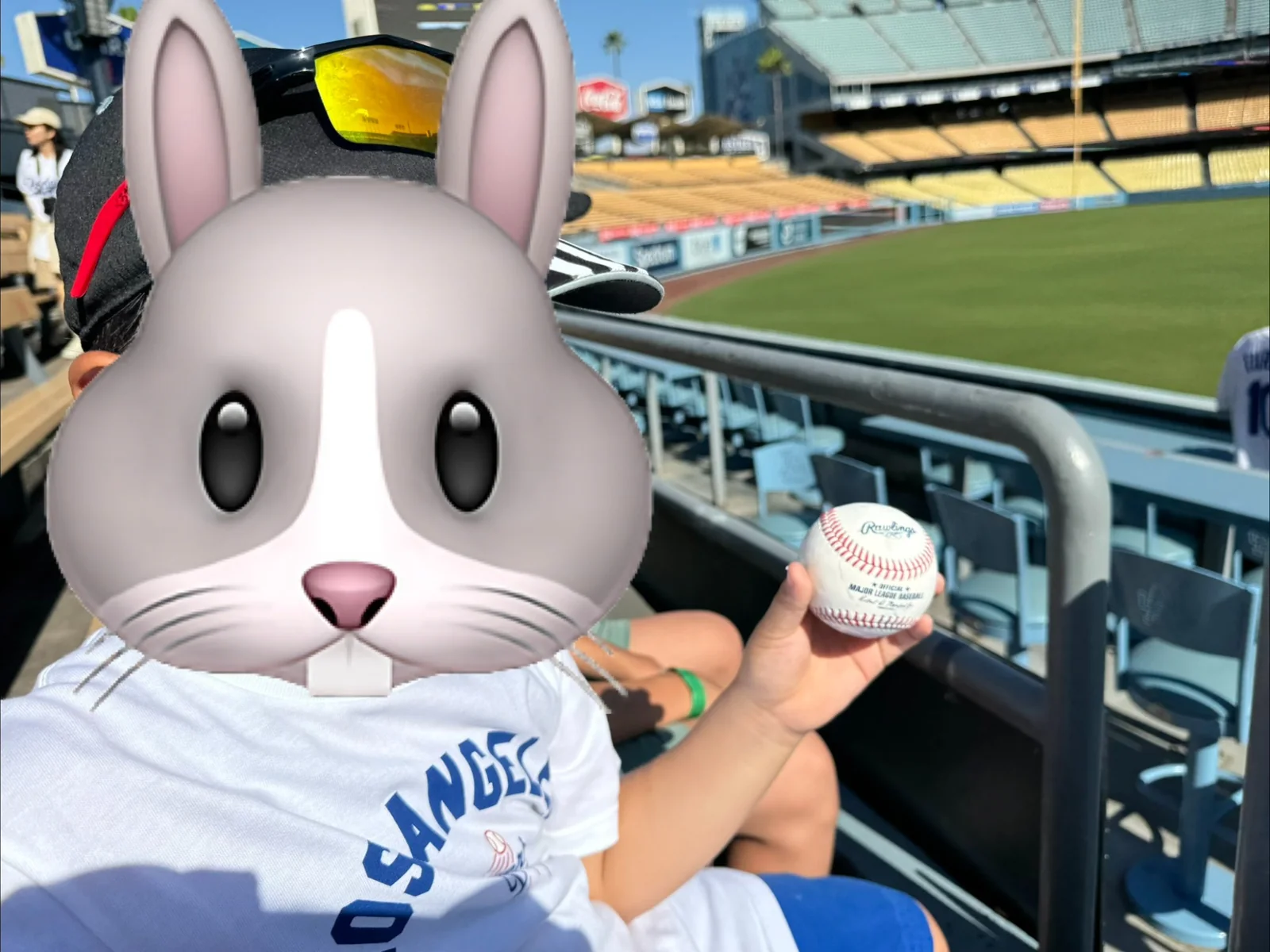 ドジャースタジアムでフリーマン選手の子どもからもらった練習球を持つ末子
