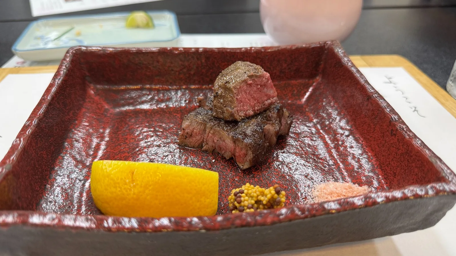 梅乃屋の夕食で提供された和牛ステーキ